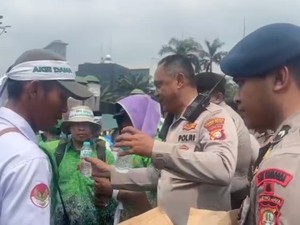 Pelayanan Humanis di DPR, Polda Metro Bagikan Air Mineral ke Massa Guru