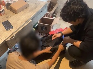 Detik-detik Polisi Sergap Pengedar Vape Isi Narkoba Zombie di Jakarta