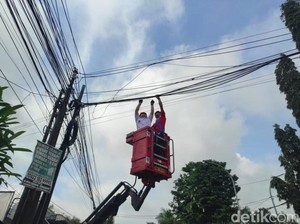 Puluhan Kabel Optik Semrawut di Kuningan Ditertibkan