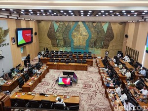 Fraksi PDIP Tuding Bahlil Bohong soal Lifting Migas, Golkar Tak Terima