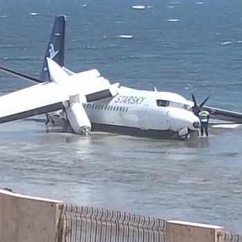 Potret Pesawat Mendarat Darurat di Pantai, Sayap Patah dari Badan