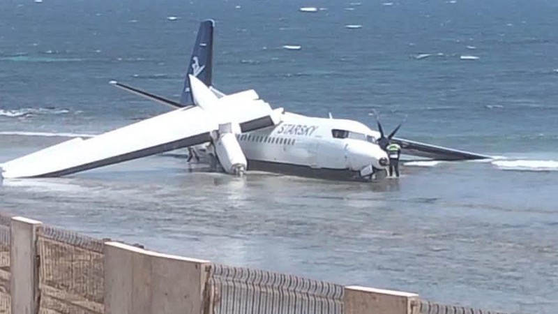 Sebuah pesawat penumpang yang membawa 50 penumpang mengalami kecelakaan setelah melakukan pendaratan darurat di tepi pantai dekat Bandara Internasional Mogadishu, Somalia, pada Selasa (10/2/2026) pagi waktu setempat. (X/@aviationbrk)