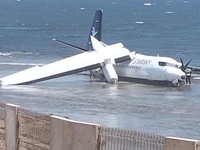 Potret Pesawat Mendarat Darurat di Pantai, Sayap Patah dari Badan