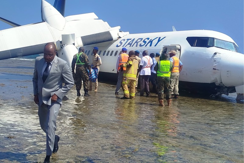 Sebuah pesawat penumpang yang membawa 50 penumpang mengalami kecelakaan setelah melakukan pendaratan darurat di tepi pantai dekat Bandara Internasional Mogadishu, Somalia, pada Selasa (10/2/2026) pagi waktu setempat. (X/@aviationbrk)