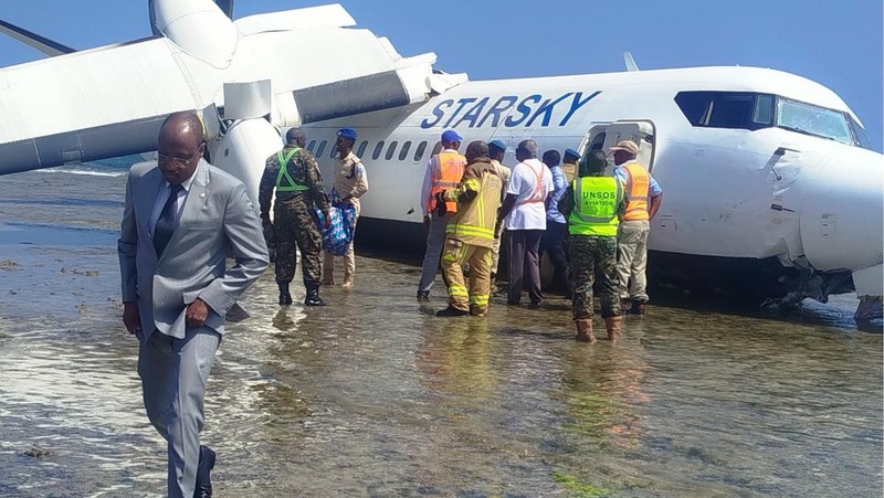 Sebuah pesawat penumpang yang membawa 50 penumpang mengalami kecelakaan setelah melakukan pendaratan darurat di tepi pantai dekat Bandara Internasional Mogadishu, Somalia, pada Selasa (10/2/2026) pagi waktu setempat. (X/@aviationbrk)