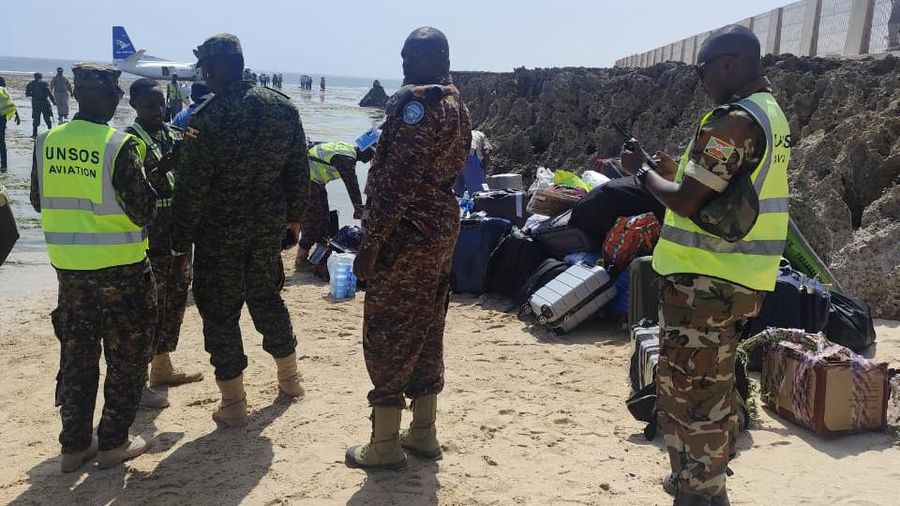 Sebuah pesawat penumpang yang membawa 50 penumpang mengalami kecelakaan setelah melakukan pendaratan darurat di tepi pantai dekat Bandara Internasional Mogadishu, Somalia, pada Selasa (10/2/2026) pagi waktu setempat. (X/@aviationbrk)