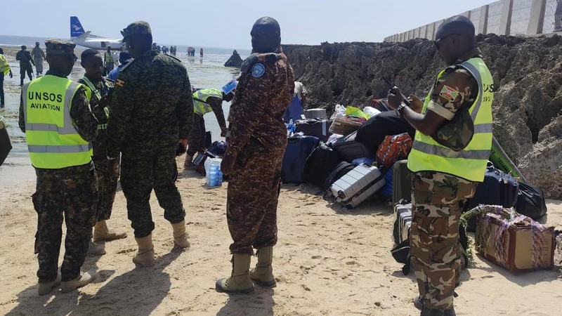 Sebuah pesawat penumpang yang membawa 50 penumpang mengalami kecelakaan setelah melakukan pendaratan darurat di tepi pantai dekat Bandara Internasional Mogadishu, Somalia, pada Selasa (10/2/2026) pagi waktu setempat. (X/@aviationbrk)