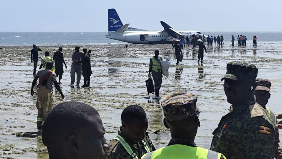Sebuah pesawat penumpang yang membawa 50 penumpang mengalami kecelakaan setelah melakukan pendaratan darurat di tepi pantai dekat Bandara Internasional Mogadishu, Somalia, pada Selasa (10/2/2026) pagi waktu setempat. (X/@aviationbrk)