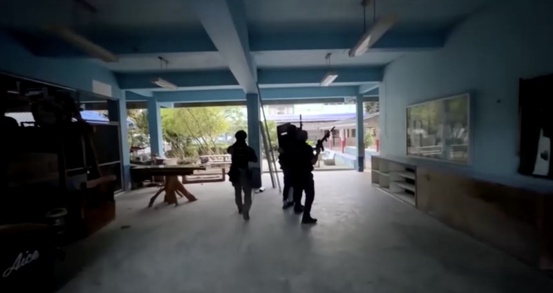 Sejumlah polisi bersenjata mengevakuasi pelajar saat pria bersenjata menyandera sejumlah siswa dan guru di Songkhla, Thailand selatan, 11 Februari 2026. (Reuters)