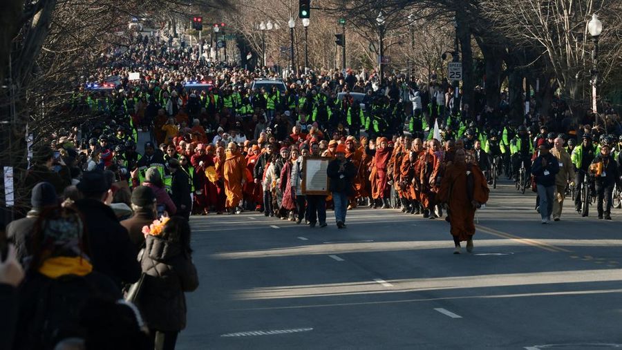 Sekelompok biksu Buddha dalam acara 