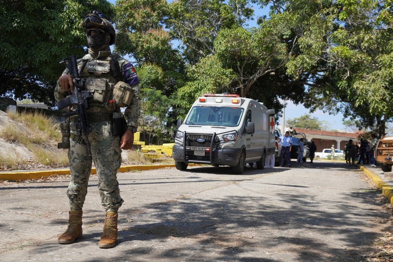 Seorang anggota Angkatan Laut Meksiko menjaga perimeter setelah pipa milik perusahaan minyak milik negara Meksiko, Pemex, meledak, menyebabkan korban jiwa dan luka-luka, di kota Loma Larga, di wilayah Tanah Genting Tehuantepec, negara bagian Oaxaca, Meksiko, 10 Februari 2026. (REUTERS/Diana Manzo)