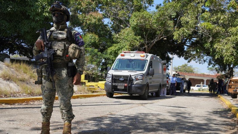 Seorang anggota Angkatan Laut Meksiko menjaga perimeter setelah pipa milik perusahaan minyak milik negara Meksiko, Pemex, meledak, menyebabkan korban jiwa dan luka-luka, di kota Loma Larga, di wilayah Tanah Genting Tehuantepec, negara bagian Oaxaca, Meksiko, 10 Februari 2026. (REUTERS/Diana Manzo)