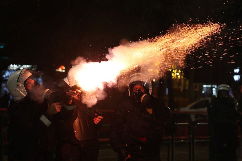 Para petugas polisi bereaksi terhadap bom molotov selama protes anti-pemerintah, yang dipicu oleh penyelidikan korupsi terhadap Wakil Perdana Menteri Belinda Balluku, di depan Gedung Parlemen di Tirana, Albania, 10 Februari 2026. (REUTERS/Florion Goga)
