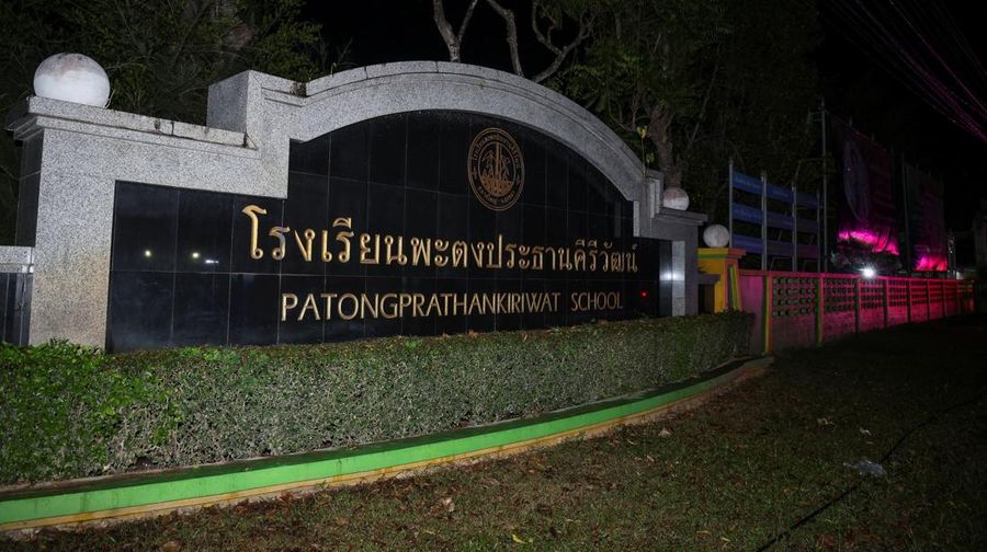 Sejumlah polisi bersenjata mengevakuasi pelajar saat pria bersenjata menyandera sejumlah siswa dan guru di Songkhla, Thailand selatan, 11 Februari 2026. (Reuters)