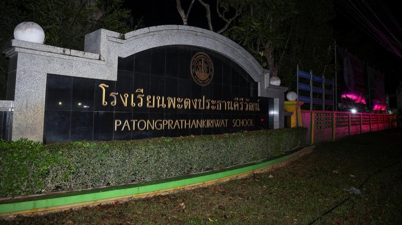 Sejumlah polisi bersenjata mengevakuasi pelajar saat pria bersenjata menyandera sejumlah siswa dan guru di Songkhla, Thailand selatan, 11 Februari 2026. (Reuters)