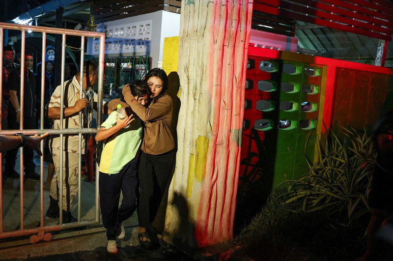 Sejumlah polisi bersenjata mengevakuasi pelajar saat pria bersenjata menyandera sejumlah siswa dan guru di Songkhla, Thailand selatan, 11 Februari 2026. (Reuters)