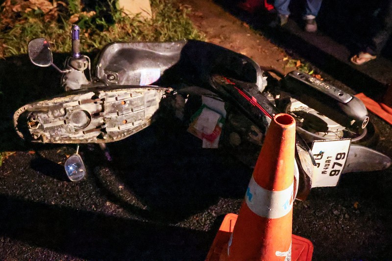 Sejumlah polisi bersenjata mengevakuasi pelajar saat pria bersenjata menyandera sejumlah siswa dan guru di Songkhla, Thailand selatan, 11 Februari 2026. (Reuters)