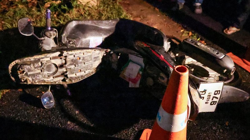 Sejumlah polisi bersenjata mengevakuasi pelajar saat pria bersenjata menyandera sejumlah siswa dan guru di Songkhla, Thailand selatan, 11 Februari 2026. (Reuters)