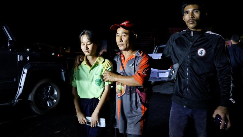 Sejumlah polisi bersenjata mengevakuasi pelajar saat pria bersenjata menyandera sejumlah siswa dan guru di Songkhla, Thailand selatan, 11 Februari 2026. (Reuters)