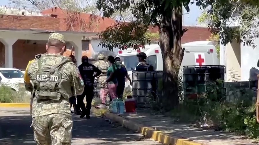 Seorang anggota Angkatan Laut Meksiko menjaga perimeter setelah pipa milik perusahaan minyak milik negara Meksiko, Pemex, meledak, menyebabkan korban jiwa dan luka-luka, di kota Loma Larga, di wilayah Tanah Genting Tehuantepec, negara bagian Oaxaca, Meksiko, 10 Februari 2026. (REUTERS/Diana Manzo)