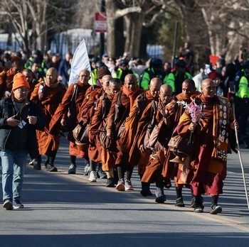 Potret Rombongan Biksu Tempuh 3.700 KM Berjalan Kaki Bawa Misi Damai
