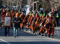 Potret Rombongan Biksu Tempuh 3.700 KM Berjalan Kaki Bawa Misi Damai