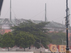 Angin Kencang Hancurkan Atap Stadion Pakansari, Sejumlah Pohon Tumbang