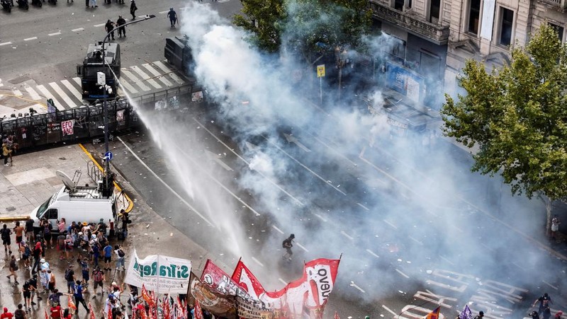 A drone view shows riot police clashing with union members protesting outside the National Congress as members of Argentina's Senate discuss labour reforms proposed by President Javier Milei's libertarian government to attract investment and revive growth, while labour groups say it would roll back workers' rights, in Buenos Aires, Argentina, February 11, 2026. REUTERS/Martin Cossarini