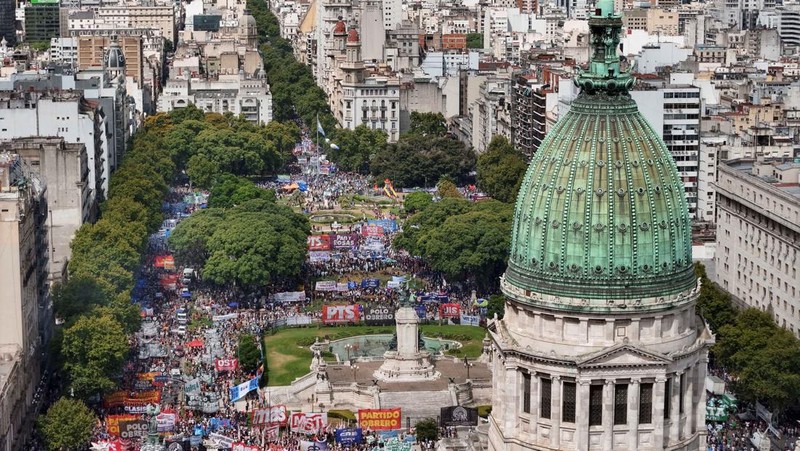 A drone view shows riot police clashing with union members protesting outside the National Congress as members of Argentina's Senate discuss labour reforms proposed by President Javier Milei's libertarian government to attract investment and revive growth, while labour groups say it would roll back workers' rights, in Buenos Aires, Argentina, February 11, 2026. REUTERS/Martin Cossarini