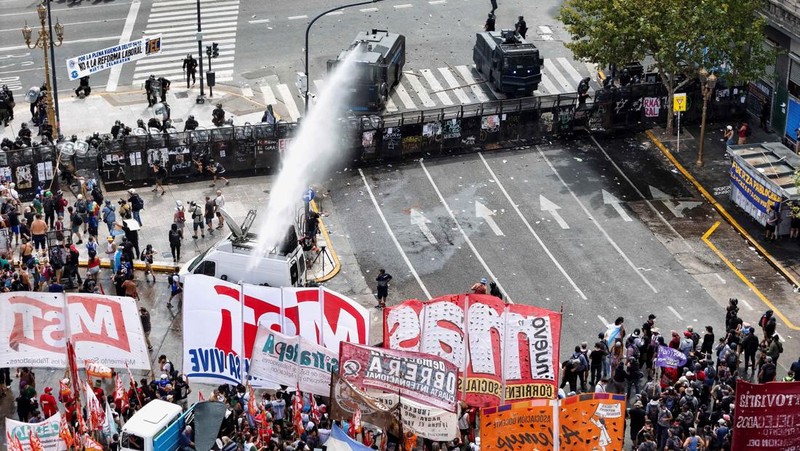 A drone view shows riot police clashing with union members protesting outside the National Congress as members of Argentina's Senate discuss labour reforms proposed by President Javier Milei's libertarian government to attract investment and revive growth, while labour groups say it would roll back workers' rights, in Buenos Aires, Argentina, February 11, 2026. REUTERS/Martin Cossarini