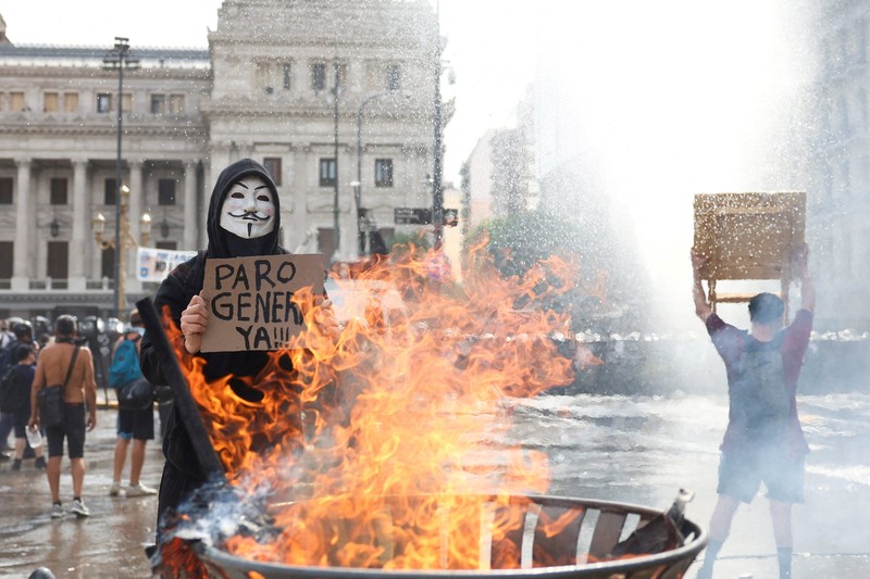 A drone view shows riot police clashing with union members protesting outside the National Congress as members of Argentina's Senate discuss labour reforms proposed by President Javier Milei's libertarian government to attract investment and revive growth, while labour groups say it would roll back workers' rights, in Buenos Aires, Argentina, February 11, 2026. REUTERS/Martin Cossarini