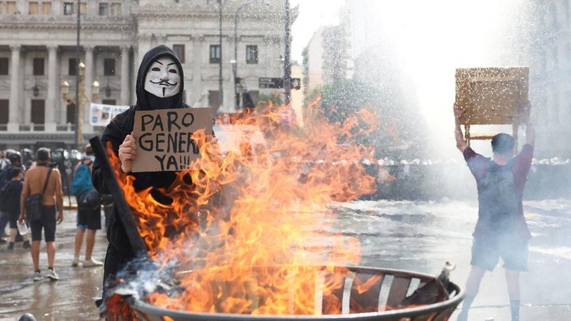 A drone view shows riot police clashing with union members protesting outside the National Congress as members of Argentina's Senate discuss labour reforms proposed by President Javier Milei's libertarian government to attract investment and revive growth, while labour groups say it would roll back workers' rights, in Buenos Aires, Argentina, February 11, 2026. REUTERS/Martin Cossarini