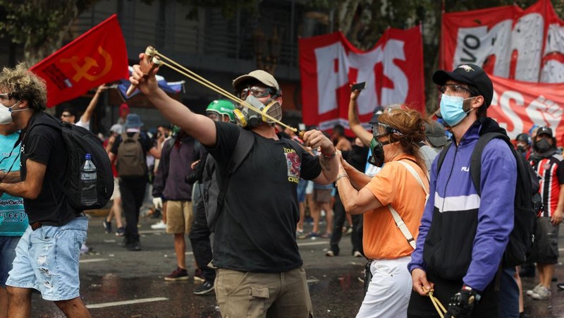 A drone view shows riot police clashing with union members protesting outside the National Congress as members of Argentina's Senate discuss labour reforms proposed by President Javier Milei's libertarian government to attract investment and revive growth, while labour groups say it would roll back workers' rights, in Buenos Aires, Argentina, February 11, 2026. REUTERS/Martin Cossarini