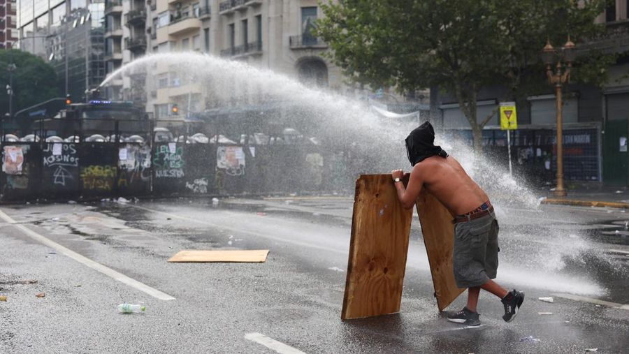 A drone view shows riot police clashing with union members protesting outside the National Congress as members of Argentina's Senate discuss labour reforms proposed by President Javier Milei's libertarian government to attract investment and revive growth, while labour groups say it would roll back workers' rights, in Buenos Aires, Argentina, February 11, 2026. REUTERS/Martin Cossarini