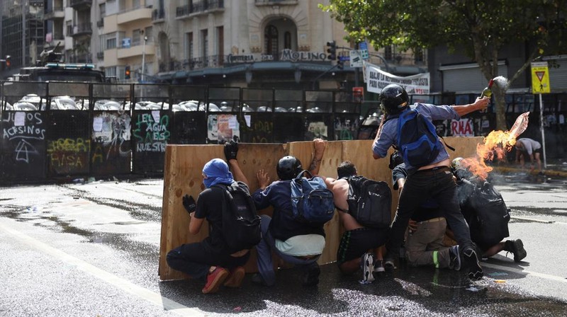 A drone view shows riot police clashing with union members protesting outside the National Congress as members of Argentina's Senate discuss labour reforms proposed by President Javier Milei's libertarian government to attract investment and revive growth, while labour groups say it would roll back workers' rights, in Buenos Aires, Argentina, February 11, 2026. REUTERS/Martin Cossarini