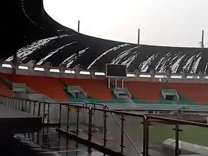 Atap Stadion Pakansari Bogor Rusak Diterjang Angin Kencang, 1 Orang Terluka