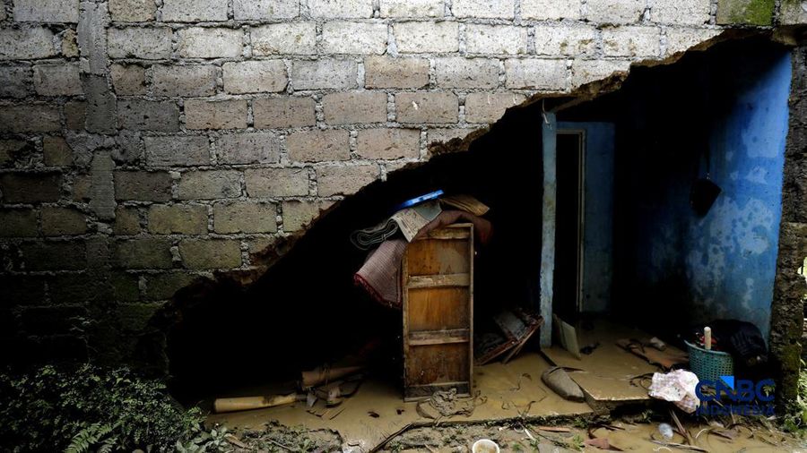Warga membersihkan properti rumah yang terkena banjir di Kampung Carewed, Desa Cijayanti, Babakan Madang, Kabupaten Bogor, Jawa Barat, Kamis (12/2/2026). (CNBC Indonesia/Tri Susilo)
