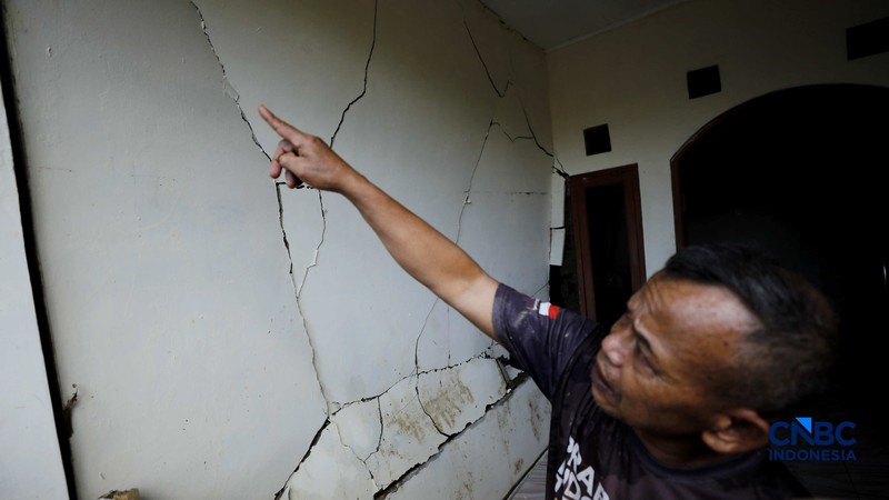 Warga membersihkan properti rumah yang terkena banjir di Kampung Carewed, Desa Cijayanti, Babakan Madang, Kabupaten Bogor, Jawa Barat, Kamis (12/2/2026). (CNBC Indonesia/Tri Susilo)