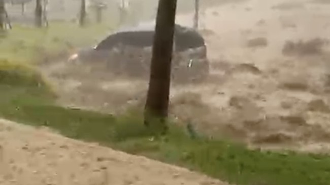 Potret Banjir Terjang Sentul, Mobil Terseret Arus-Bekasi Dapat Kiriman