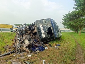 Bus Indorent Angkut 34 Penumpang Terguling di Tol Ngawi, 1 Luka Berat
