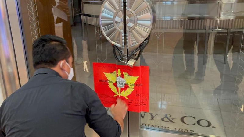Direktorat Jenderal Bea dan Cukai Kantor Wilayah (Kanwil) Jakarta melakukan penyegelan terhadap sejumlah toko perhiasan mewah Tiffany & Co di Jakarta pada Rabu (11/2/2026). (Dok Bea Cukai)