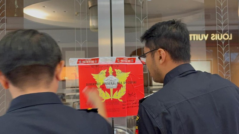 Direktorat Jenderal Bea dan Cukai Kantor Wilayah (Kanwil) Jakarta melakukan penyegelan terhadap sejumlah toko perhiasan mewah Tiffany & Co di Jakarta pada Rabu (11/2/2026). (Dok Bea Cukai)