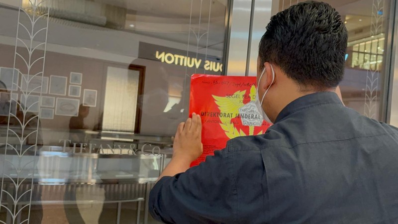Direktorat Jenderal Bea dan Cukai Kantor Wilayah (Kanwil) Jakarta melakukan penyegelan terhadap sejumlah toko perhiasan mewah Tiffany &amp; Co di Jakarta pada Rabu (11/2/2026). (Dok Bea Cukai)