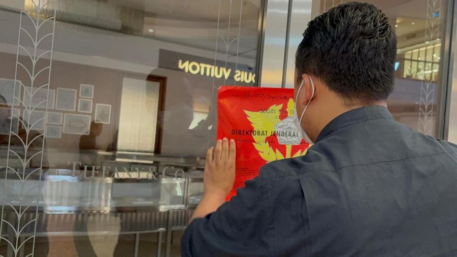 Direktorat Jenderal Bea dan Cukai Kantor Wilayah (Kanwil) Jakarta melakukan penyegelan terhadap sejumlah toko perhiasan mewah Tiffany & Co di Jakarta pada Rabu (11/2/2026). (Dok Bea Cukai)