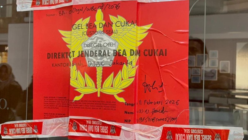 Direktorat Jenderal Bea dan Cukai Kantor Wilayah (Kanwil) Jakarta melakukan penyegelan terhadap sejumlah toko perhiasan mewah Tiffany & Co di Jakarta pada Rabu (11/2/2026). (Dok Bea Cukai)