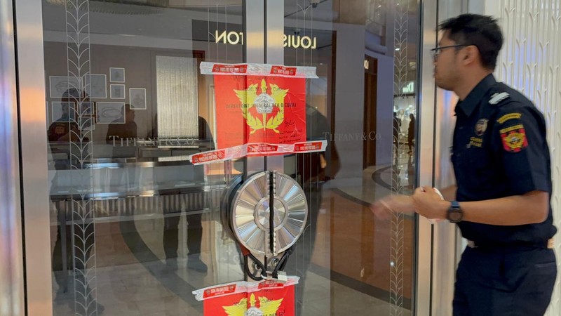 Direktorat Jenderal Bea dan Cukai Kantor Wilayah (Kanwil) Jakarta melakukan penyegelan terhadap sejumlah toko perhiasan mewah Tiffany &amp; Co di Jakarta pada Rabu (11/2/2026). (Dok Bea Cukai)