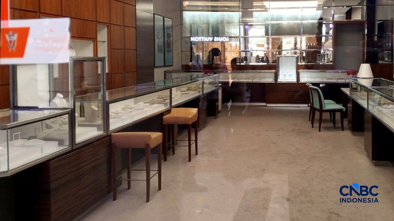 Direktorat Jenderal Bea dan Cukai Kantor Wilayah (Kanwil) Jakarta menyegel tiga toko toko perhiasan mewah Tiffany &amp; Co di tiga pusat perbelanjaan  ibu kota, Plaza Senayan, Plaza Indonesia, dan Pacific Place. (CNBC Indonesia/Halimatus Sa&rsquo;diyah)