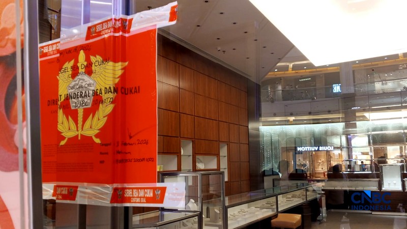 Direktorat Jenderal Bea dan Cukai Kantor Wilayah (Kanwil) Jakarta menyegel tiga toko toko perhiasan mewah Tiffany &amp; Co di tiga pusat perbelanjaan  ibu kota, Plaza Senayan, Plaza Indonesia, dan Pacific Place. (CNBC Indonesia/Halimatus Sa&rsquo;diyah)