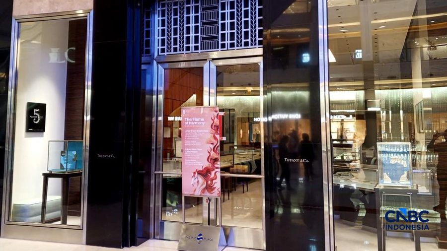 Direktorat Jenderal Bea dan Cukai Kantor Wilayah (Kanwil) Jakarta menyegel tiga toko toko perhiasan mewah Tiffany & Co di tiga pusat perbelanjaan  ibu kota, Plaza Senayan, Plaza Indonesia, dan Pacific Place. (CNBC Indonesia/Robertus Andrianto Serin)