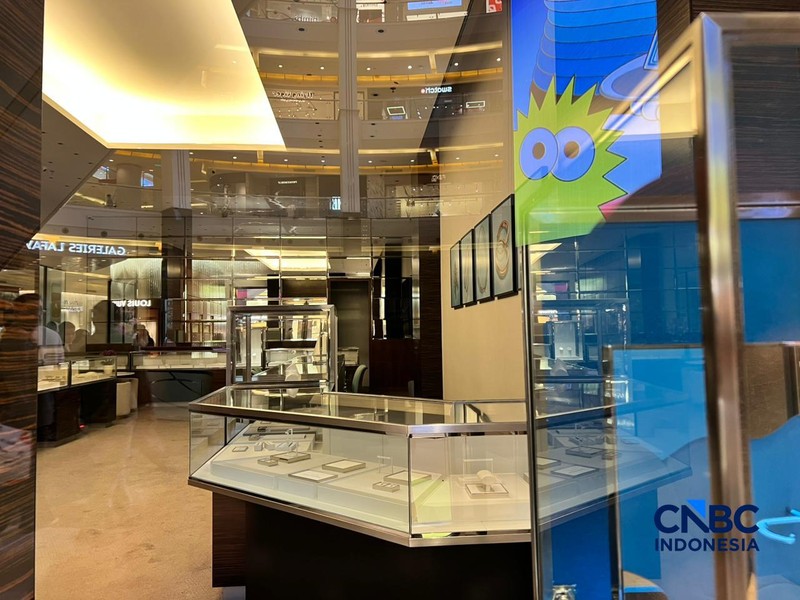 Direktorat Jenderal Bea dan Cukai Kantor Wilayah (Kanwil) Jakarta menyegel tiga toko toko perhiasan mewah Tiffany &amp; Co di tiga pusat perbelanjaan  ibu kota, Plaza Senayan, Plaza Indonesia, dan Pacific Place. (CNBC Indonesia/Halimatus Sa&rsquo;diyah)